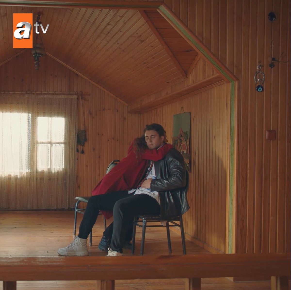 “Seni nasıl sevdiğimi unutma…” ❤ Kardeşlerim yeni bölümüyle Cumartesi 20.00’de atv’de ✨ #Kardeşlerim atv