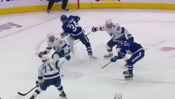 Auston Matthews set up a beautiful team goal for Toronto ๐