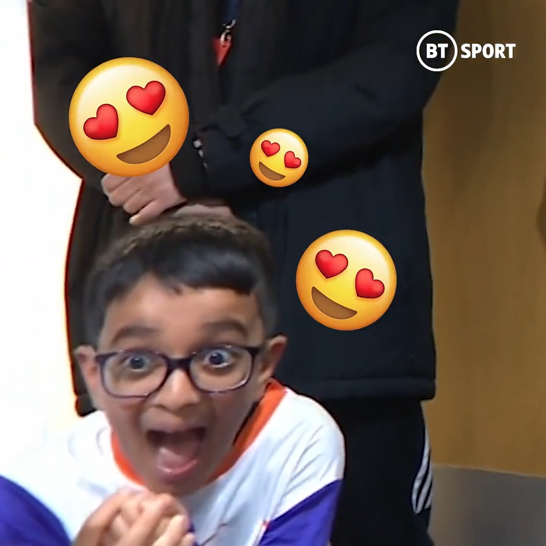 This kid was hyped to see Chelsea and Madrid stars in the tunnel. His reaction to Benzema 🤣 (via tntsportsfootball)