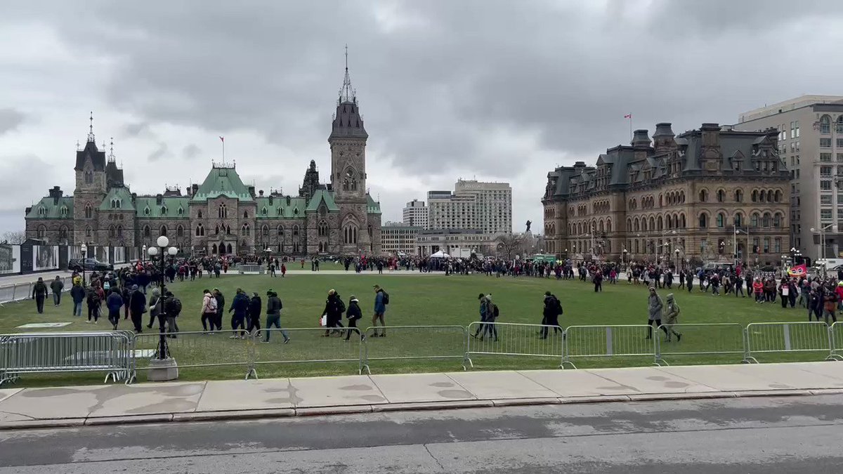 There are maybe 2000ish PSAC picketers up here on Parliament Hill but there is pretty limited enthusiasm. Some music is playing as folks quietly walk around in a circle on the lawn in front of Centre Block #cdnpoli