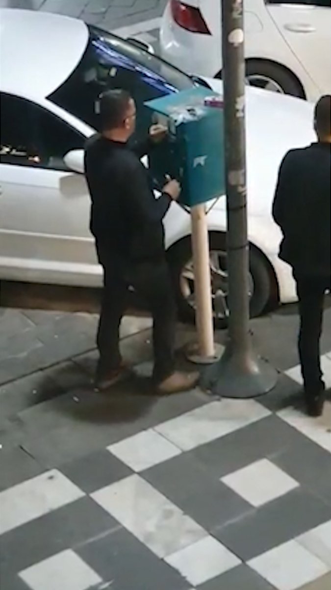 Riha'da polisler Yeşil Sol Parti'nin ambleminin yer aldığı stickerları söktü