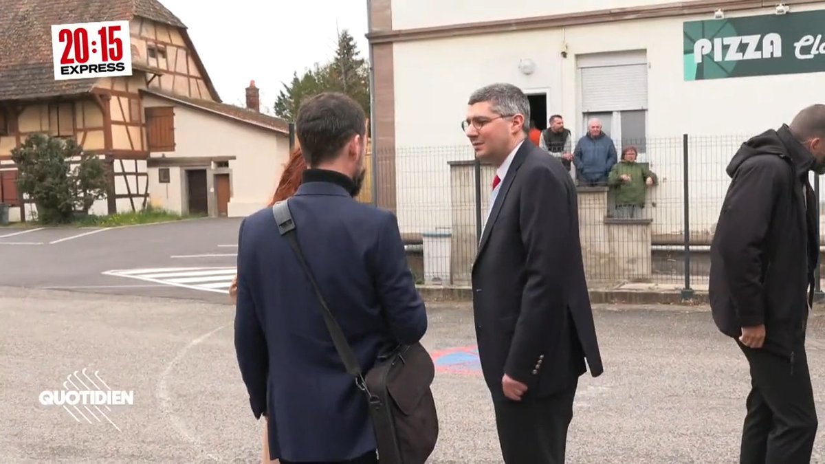 Juste avant le départ pour Sélestat, on a surpris cette discussion entre le chef de cabinet du président et un représentant de la préfecture ⬇ #Quotidien