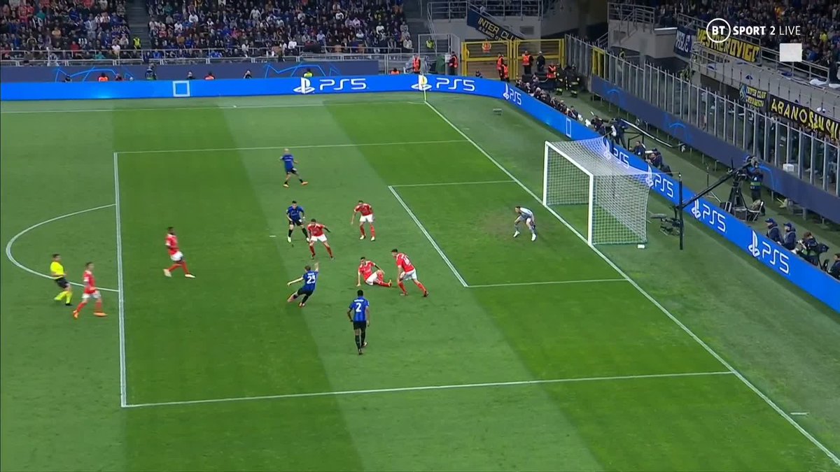 Struggling to think of a better box to box mid than Nicolò Barella 🖤💙
