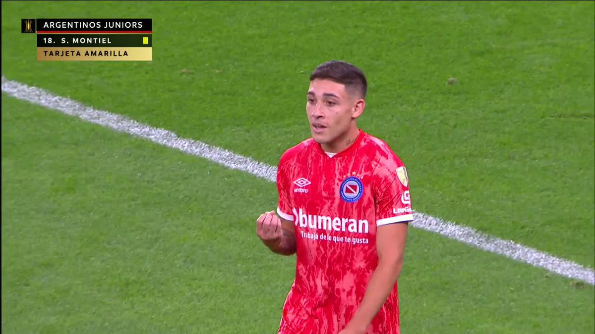 ¿ESTUVO BIEN COBRADO? Montiel le alcanzó la pelota con la cabeza a Lanzilotta luego de hacer jueguitos, fue amonestado y pitaron tiro libre. 📺 Mirá la CONMEBOL #Libertadores por #StarPlusLA
