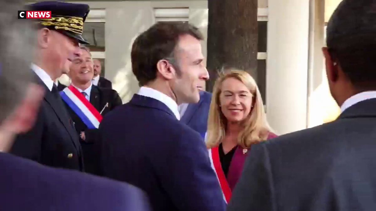 🚨🇫🇷VIDÉO - "Les œufs et les casseroles, c’est pour faire la cuisine chez moi" a déclaré Emmanuel #Macron en arrivant à #Ganges.