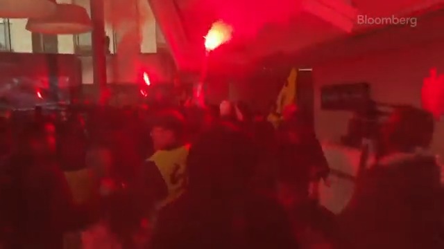 突发新闻：随着对马克龙养老金改革的愤怒继续上升，法国抗议者进入巴黎证券交易所泛欧交易所