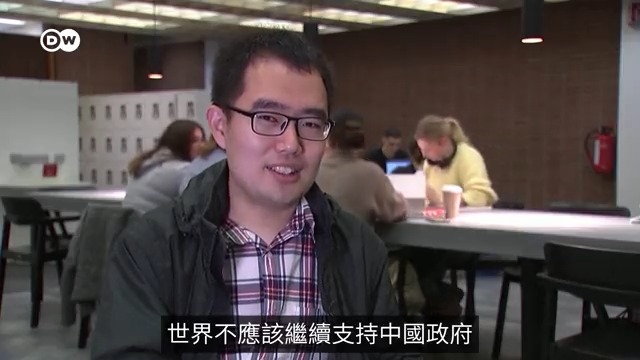 🇨🇳去年11月爆发抗议严格新冠清零政策的“白纸运动”。据路透社报道，至少两名参与抗议的女性近日才终于获释。 逃到🇩🇪德国的白纸运动参与者黄意诚表示，国际应该关注中国现况，中国政府正严厉打压人民，世界不应该与中国政府站在一起。