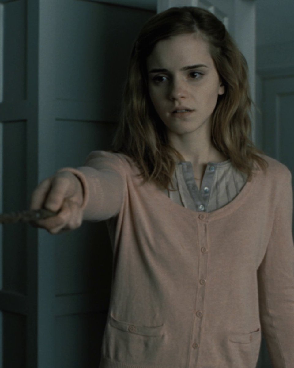 Hermione erasing her parents' memories to protect them is one of the most underrated sacrifices ever 😭