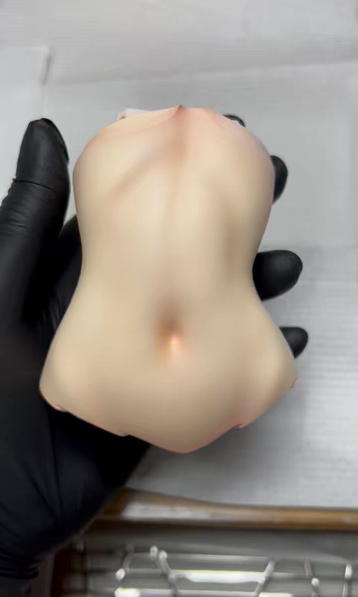 お腹〜。 端々に少し赤みを付けてる。 断面に穴を空いてるのは、空洞化してるので内部洗浄するため。