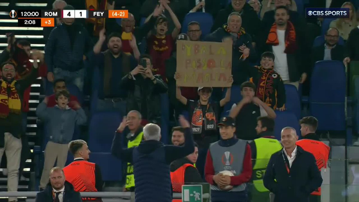 José Mourinho is a showman! He has the Stadio Olimpico jumping for joy! 😍