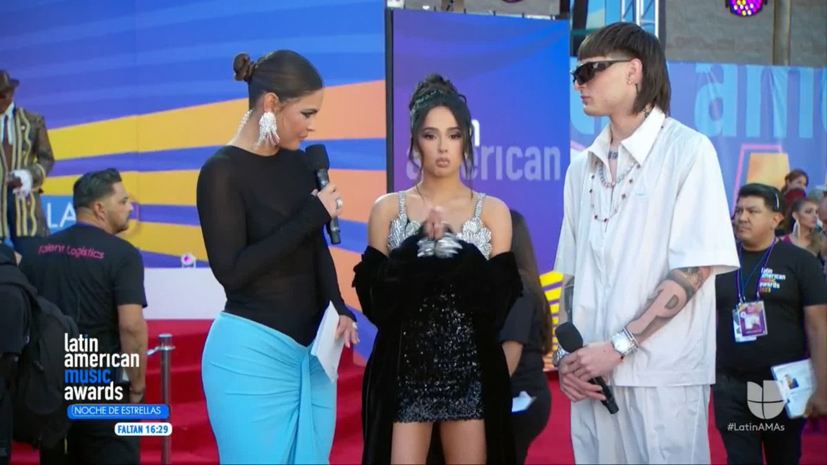 El primer #LatinAMAs de la noche es para Becky G y LABICHOTA por 'Colaboración del año' por su éxito "MAMIII" 👏 ¡Felicidades! 💖