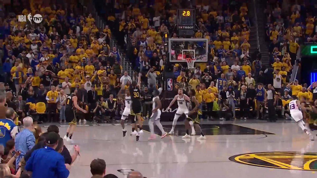 Steph buries the triple to end the first half! ☔️ Warriors lead 53-41 at the break.