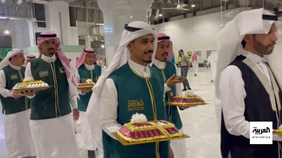 صباح العيد.. توزيع الحلوى على المصلين في الحرم المكي. -