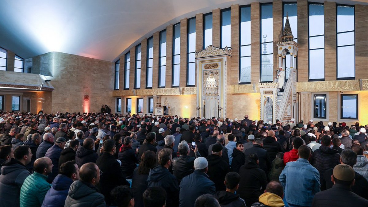 Rahmet, bereket ve mağfiret ayı Ramazandan sonra bizleri bir bayram sabahına daha ulaştıran Rabbimize sonsuz hamd-ü senâlar olsun. Bayram namazını Sakarya Şeyh Edebali Camii'nde vatandaşlarımızla birlikte eda ettik.