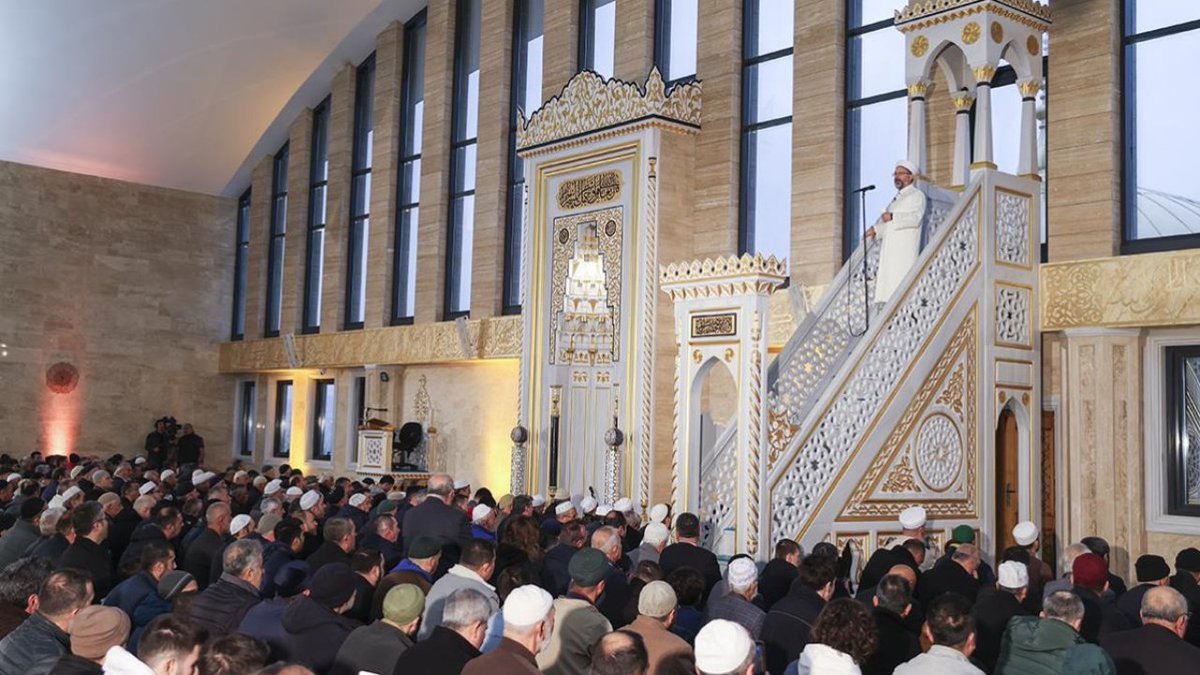 Yeryüzündeki bütün mazlum ve mağdur kardeşlerimizin özgürce bayram yapabilmeleri için dua edelim. Edelim ki bayramımız bayram olsun.