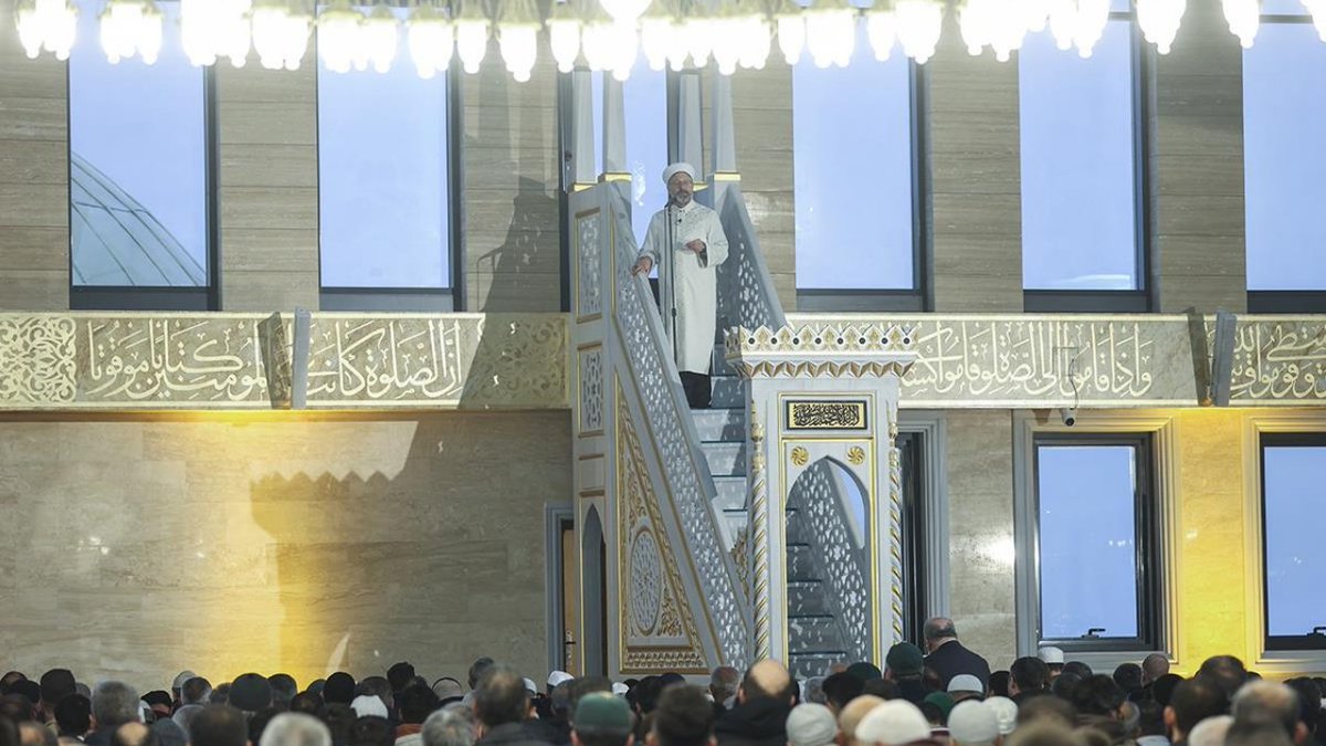 Bayramlar, ebedi bayramların müjdecisidir. Öyleyse bayramı hakkıyla idrak edelim. Ramazan ve bayramın güzelliklerini ömrümüzün tamamına yayalım. Yayalım ki ahiretimiz cennet, akıbetimiz bayram olsun. Bayramımız mübarek olsun.