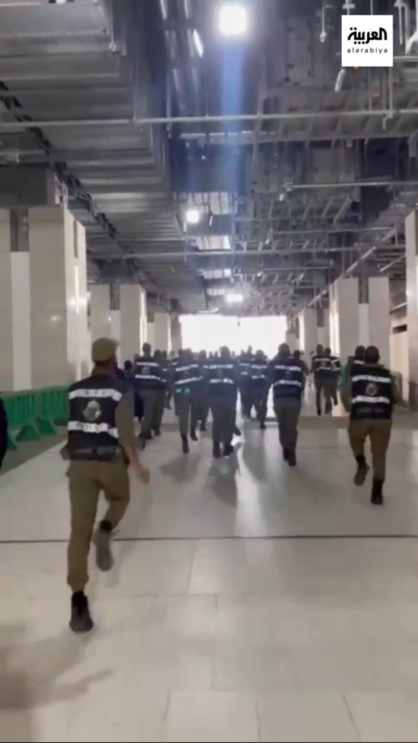 مشهد عفوي.. فرحة عدد من رجال الأمن في مكة بعد نجاح مهمتهم في خدمة ضيوف الرحمن. -