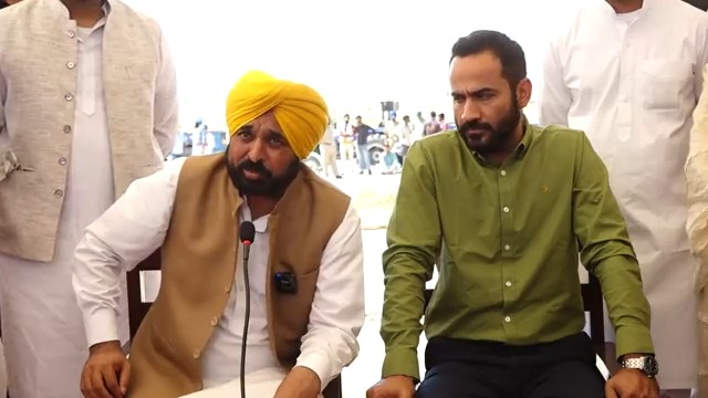 कल शाम जम्मू कश्मीर के पुंछ में आतंकी हमले में शहीद हुए 5 जवानों में से 4 पंजाब के हैं... वादे मुताबिक हमारी सरकार की तरफ़ से ₹1-1 करोड़ की सम्मान राशि और एक सरकारी नौकरी शहीद हुए जवानों के परिवारों को दी जाएगी.. हम उन्हें वापिस तो नहीं ला सकते पर दुख साँझा ज़रूर कर सकते हैं...