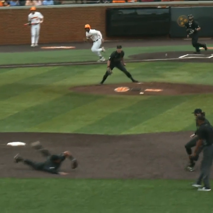 What a play by the Vanderbilt Baseball 🤯
