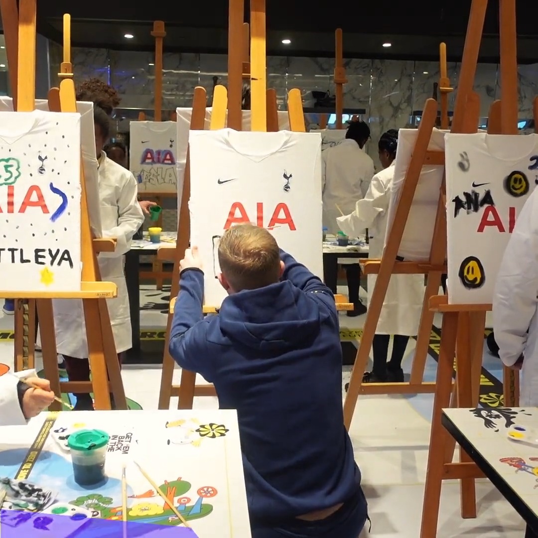 🌏 For #EarthDay, we teamed up with Nike Football to educate local young people on how to create brand new products from used clothing. Some very special guests were in attendance for a workshop held at Tottenham Hotspur Stadium 🎨