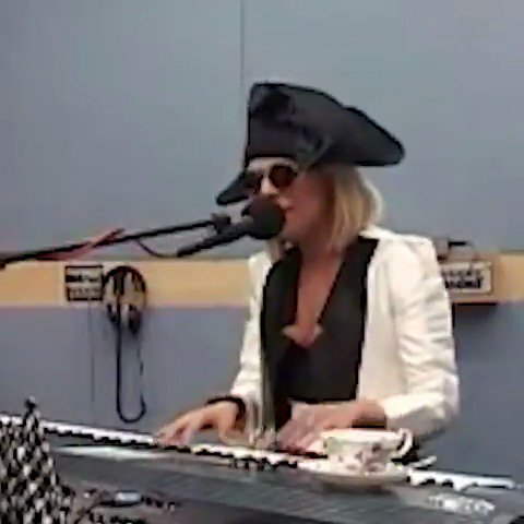 On this day in 2009, Lady Gaga performed this beautiful acoustic rendition of “Paparazzi” in London. Raise your hand if you had this on your iPod 🙋