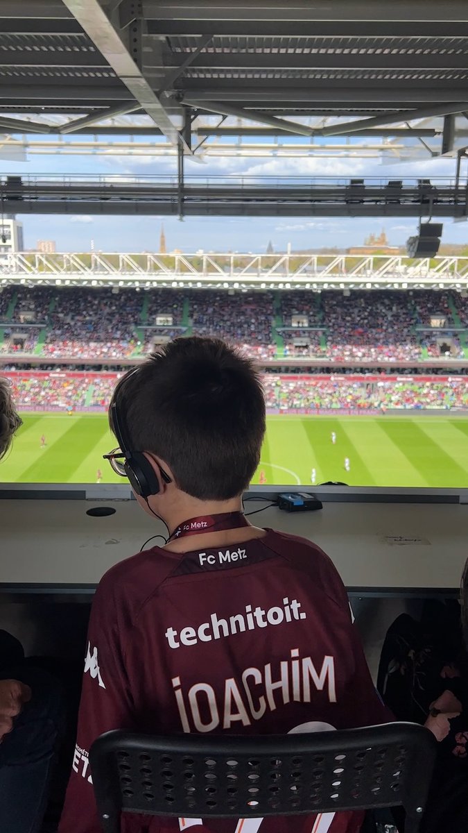 AU STADE AVEC… Joachim, 8 ans, malvoyant, qui vit les matchs de son équipe de coeur grâce à l'audiodescription. Un dispositif mis en place par l'association de son père, pour rendre le foot accessible à tous. On est allé au stade Saint-Symphorien de Metz avec eux.