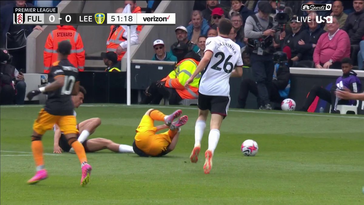 This time it's Antonee Robinson who fouls Brenden Aaronson. ⚔️ 📺: USA Network | #FULLEE