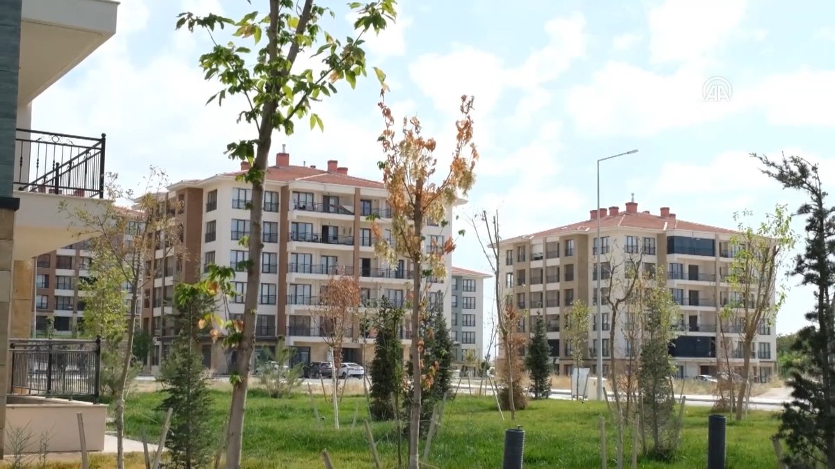 Başta depremin en çok etkilediği illerimiz olmak üzere, ülkemizin dört bir yanında başlattığımız kentsel dönüşüm hamlesiyle, vatandaşlarımızı güvenli ve huzurlu yeni evlerine kavuşturmak için dur durak bilmeksizin çalışmaya devam edeceğiz.
