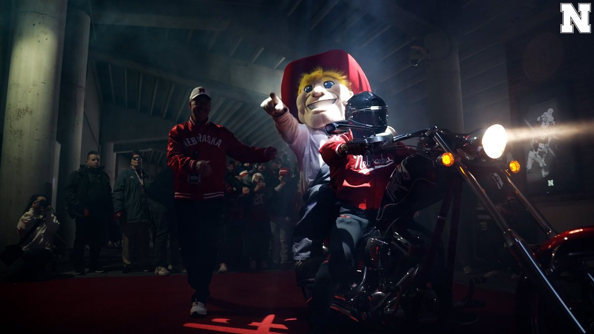 An entrance fit for our king. 🤠🌽