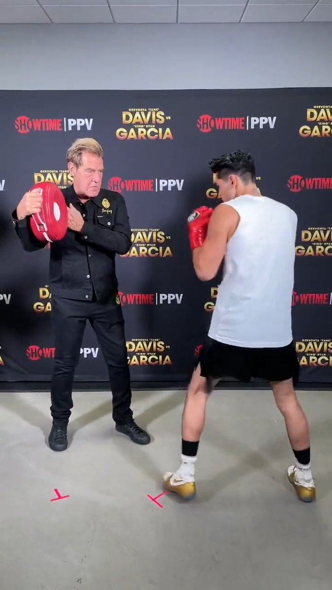 Warming up that left 👀 RYAN GARCIA | #DavisGarcia: