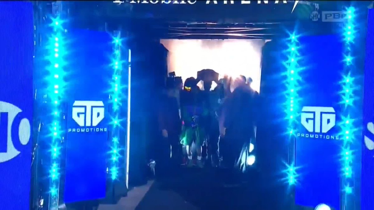 Tank Davis walks out with Chief Keef 🔥 (via Showtime Boxing (Roblox))