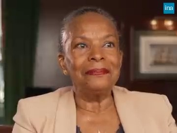 Il y a 10 ans, le 23 avril 2013, l’Assemblée nationale adoptait définitivement la loi sur le mariage pour tous, après des mois de débats. À l’origine de ce texte, l’ancienne ministre de la Justice, Christiane Taubira. Jérémie Gapin, journaliste à l’Ina, est allé à sa rencontre.