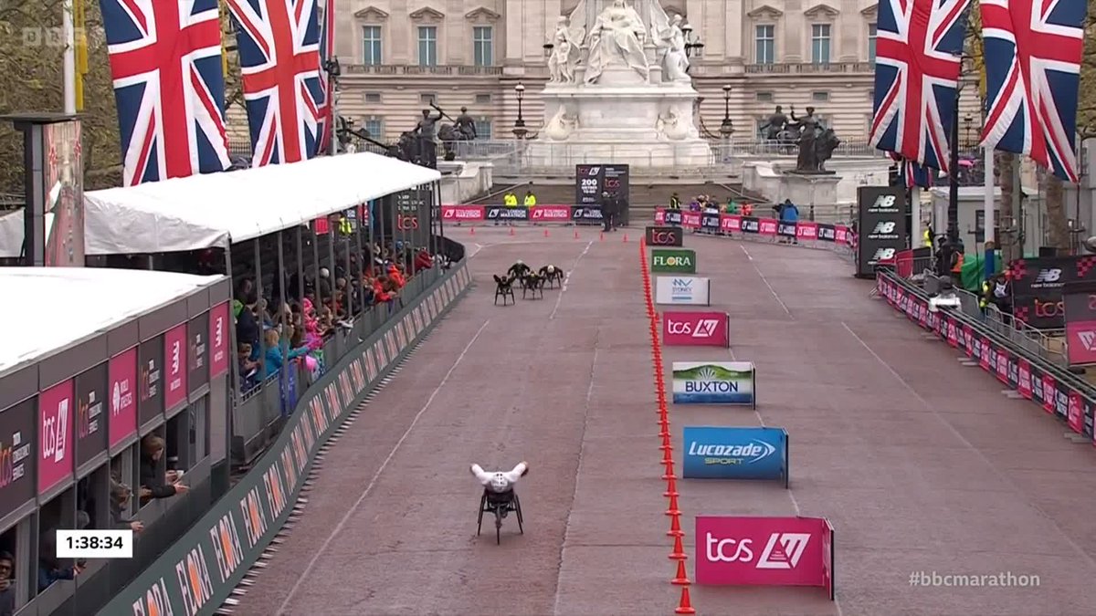 WHAT A FINISH! 🤯 Madison de Rozario takes her second London Marathon victory with a dramatic finish on the Mall. #LondonMarathon #WeRunTogether