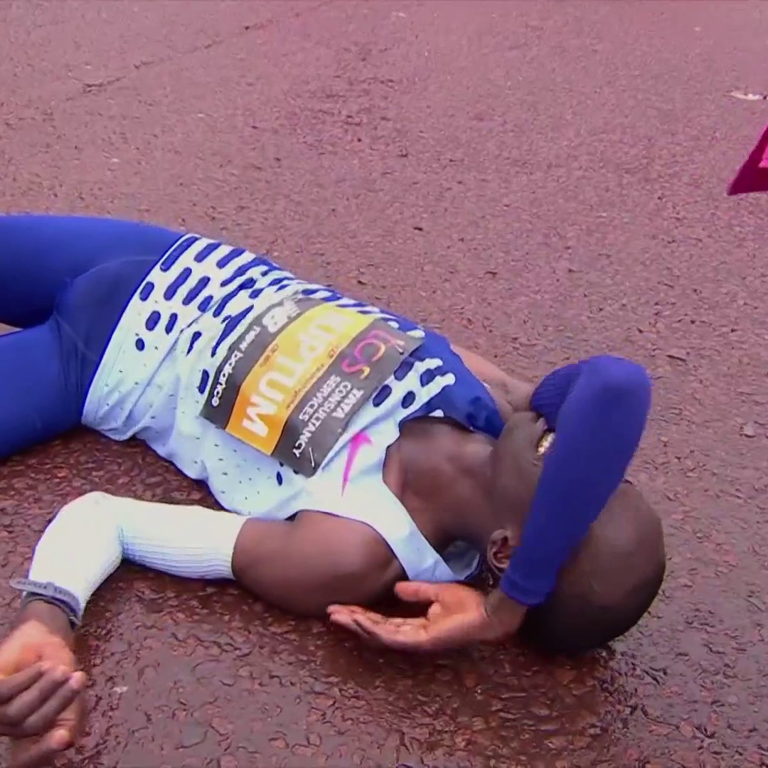 Kelvin Kiptum acaba de romper todas las bases de la maratón en Londres. 2h01:25 segunda marca de todos los tiempos tras el 2h01:09 de Kipchoge 1h01:40 la primera media maratón (a 2:55 cada 1.000). 59:45 la segunda media (a 2:49) Tremendísimo, vale WR