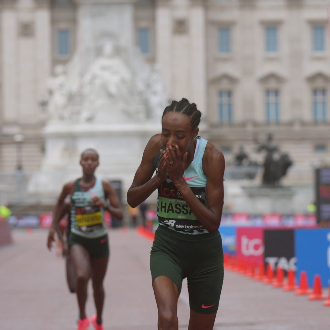 How did she do that!? The moment Sifan Hassan pulled off the most unlikely comeback to win the 2023 TCS London Marathon. #LondonMarathon #WeRunTogether