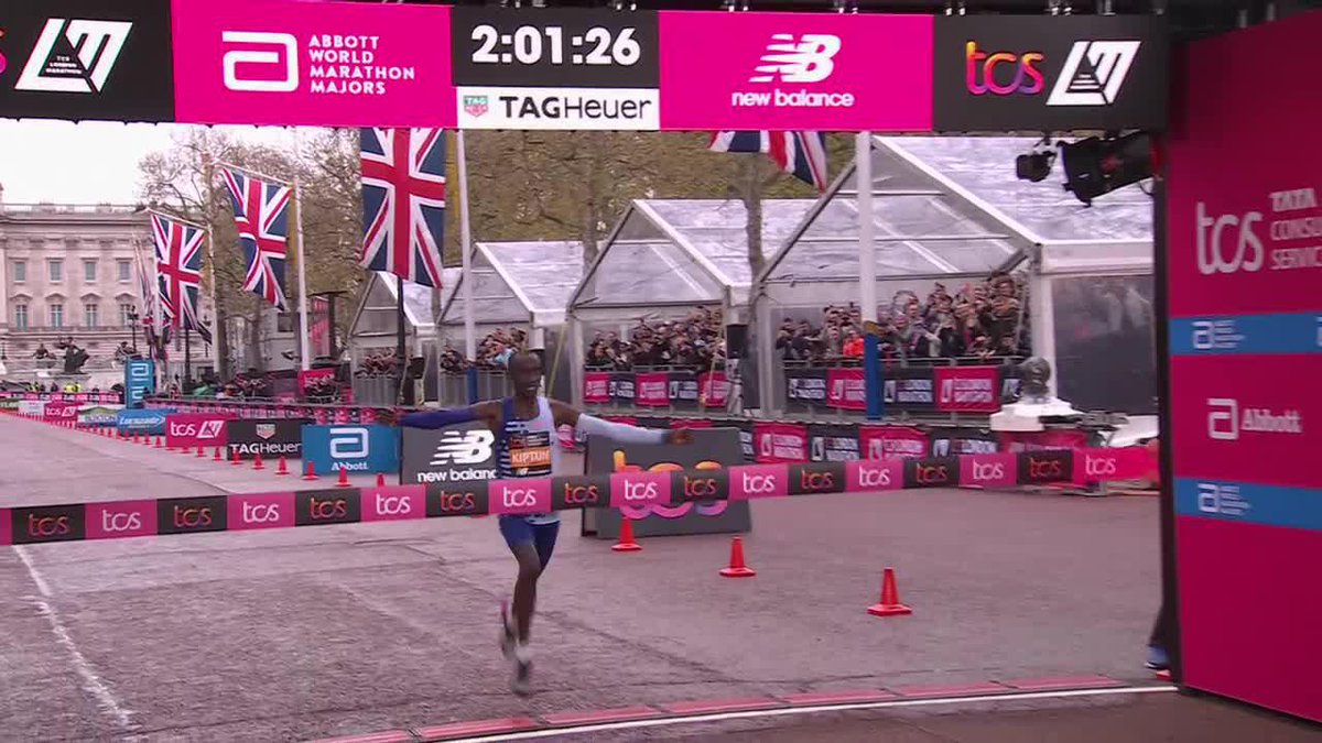 ¡KELVIN KIPTUM, EL PRIMERO EN FRENAR EL CRONO EN #LONDRES! El keniata tuvo un desempeño sublime y cruzó la línea de meta con un tiempo de 02:01:25. ¡ES RÉCORD DE LA CARRERA! #MiraloEnStarPlus ▶️
