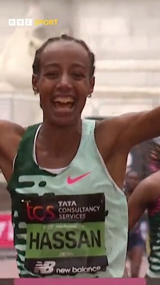 How it started vs how it finished... Sifan Hassan's fairytale ending at #LondonMarathon 👏 What an athlete 🔥 #BBCMarathon