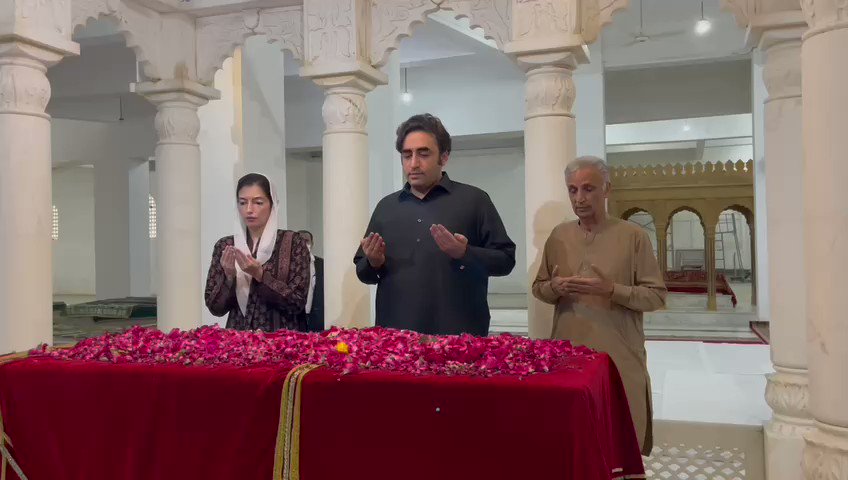 لاڑکانہ: چیئرمین پی پی پی بلاول بھٹو زرداری اور بی بی آصفہ بھٹو زرداری کی گڑھی خدا بخش میں شہدائے جمہوریت کے مزار پر حاضری لاڑکانہ: چیئرمین بلاول بھٹو زرداری اور بی بی آصفہ بھٹو زرداری نے شہید محترمہ بینظیر بھٹو کے مزار پر فاتحہ خوانی کی لاڑکانہ: چیئرمین بلاول بھٹو زرداری اور بی بی آصفہ بھٹو زرداری کی قائد عوام شہید ذوالفقار علی بھٹو کے مزار پر حاضری، پھول چڑھائے لاڑکانہ: چیئرمین بلاول بھٹو زرداری اور بی بی آصفہ بھٹو زرداری نے مادر جمہوریت محترمہ بیگم نصرت بھٹو کے مزار پر بھی فاتحہ خوانی کی لاڑکانہ: چیئرمین بلاول بھٹو زرداری اور بی بی آصفہ بھٹو زرداری کی شہید میر مرتضی بھٹو اور شہید میر شاہنواز بھٹو کے مزارات پر بھی حاضری لاڑکانہ: چیئرمین بلاول بھٹو زرداری اور بی بی آصفہ بھٹو زرداری کی 18 اکتوبر 2007 کے گمنام 20 شہداء کی قبروں پر بھی حاضری لاڑکانہ: شہید محترمہ بینظیر بھٹو نے 2007 میں سانحہ کارساز کے گمنام شہداء کو “میں بھٹو ہوں” کی شناخت کے ساتھ گڑھی خدا بخش میں دفن کیا تھا Bilawal Bhutto Zardari Aseefa B Zardari