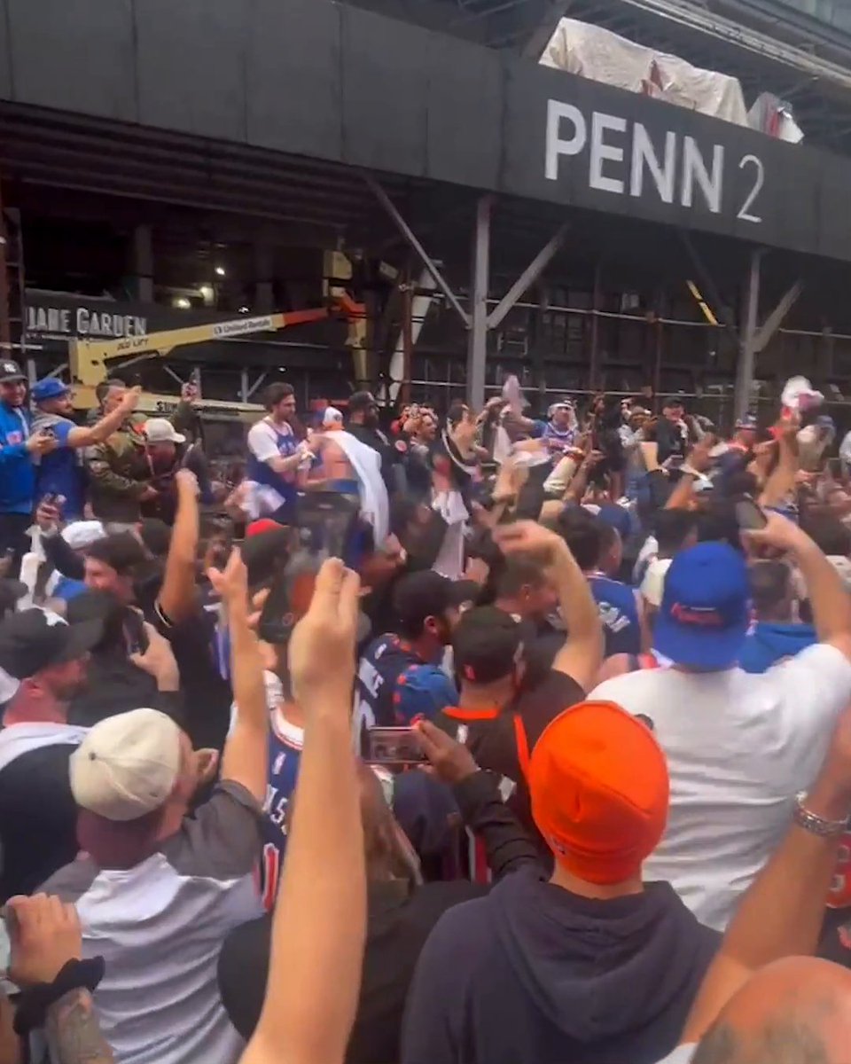 Knicks fans have moved the party to the streets❗