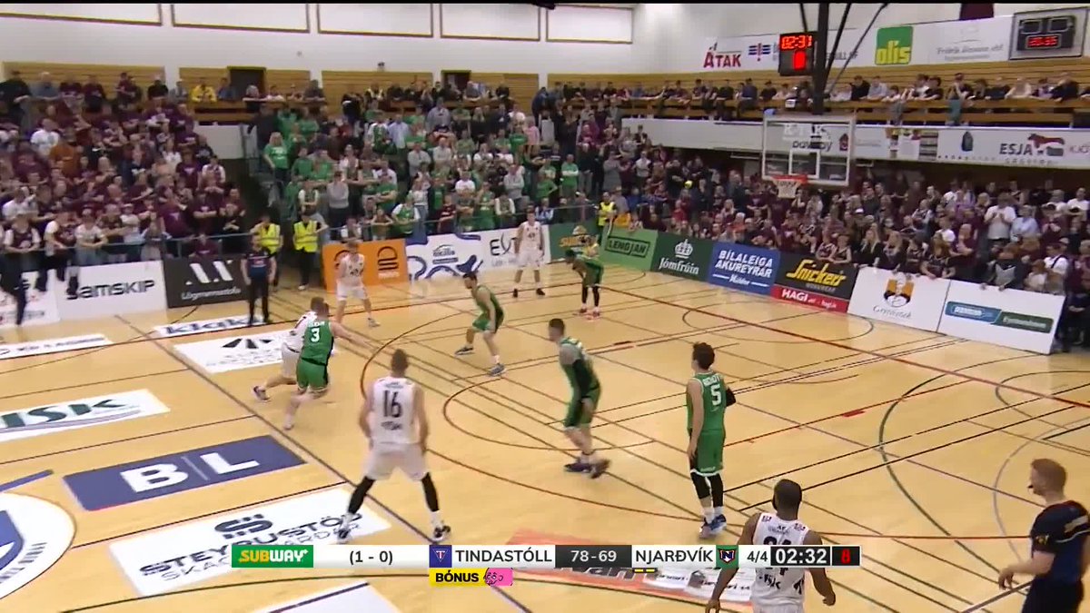 Pétur Rúnar setur þrist og kemur Tindastól í þægilega stöðu og getur verið að koma Tindastól í 2-0 í þessu einvígi #subwaydeildin #körfubolti