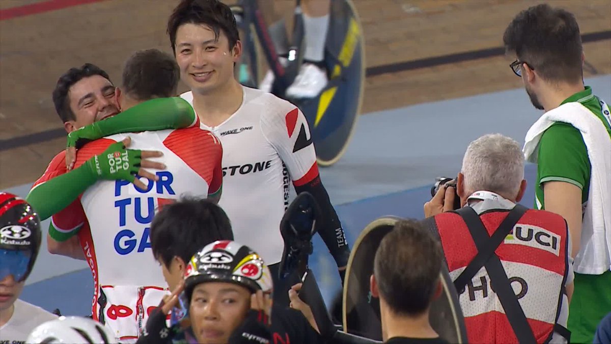 Even the track got a kiss 😘 Portugal over the moon with GOLD in Men Madison #TissotNationsCup