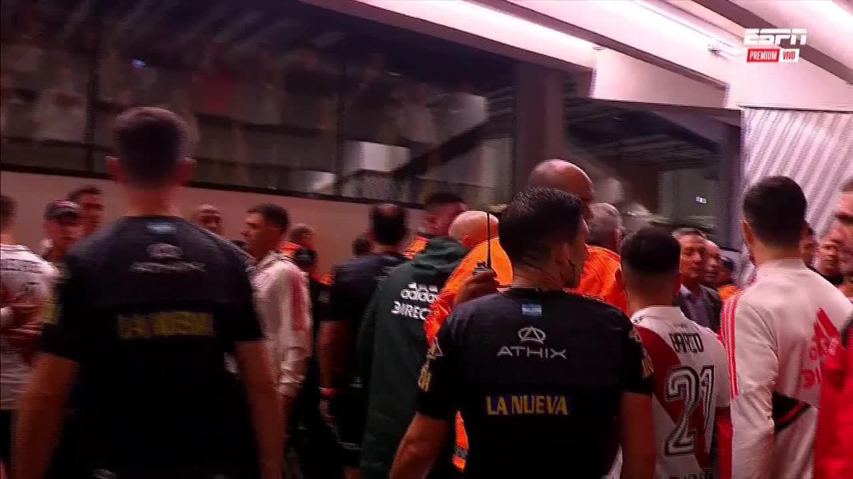 OSTACHUK pidiendo una camiseta después de jugar un partido HORRENDO!!!!