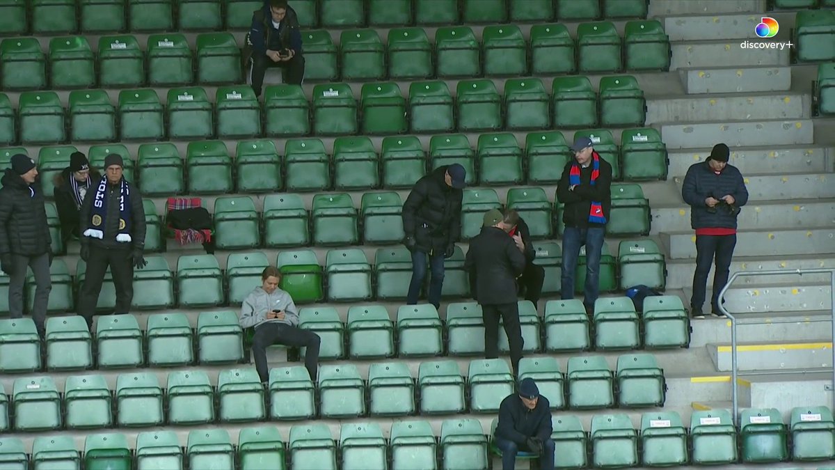 Ett gäng Östersupportrar på plats på NP3 Arena