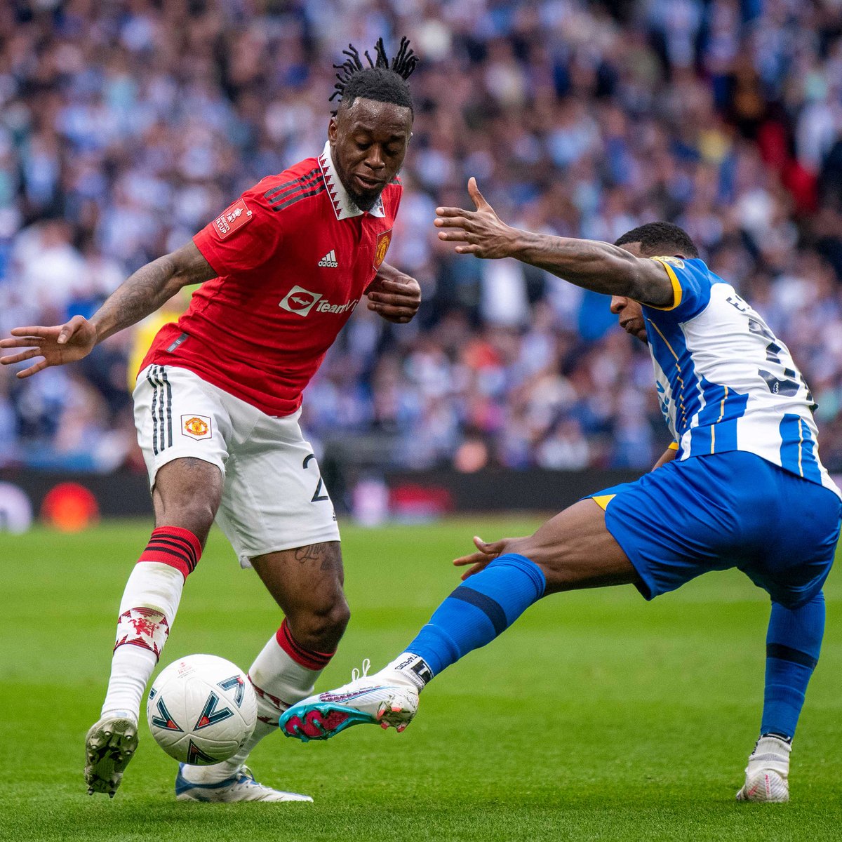 💢 Completes the interception 💨 Beats his man (twice) 📬 Delivers the final ball Just @AWBissaka doing @AWBissaka things 👊 #MUFC || #FACup