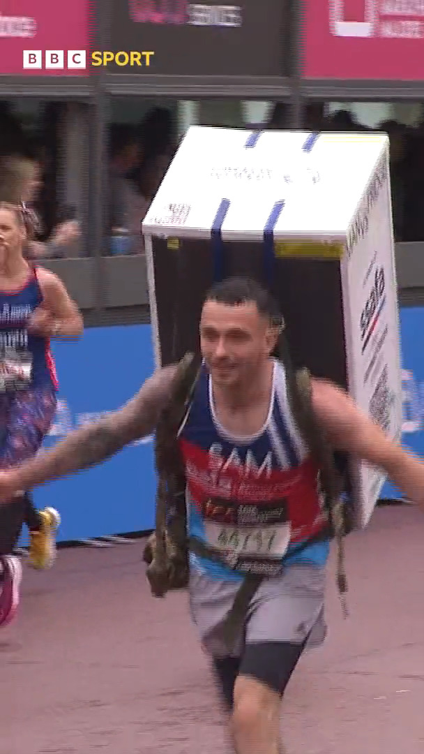 This guy ran the #LondonMarathon with a fridge on his back! 🤯 We love you, Fridge Man ❤️