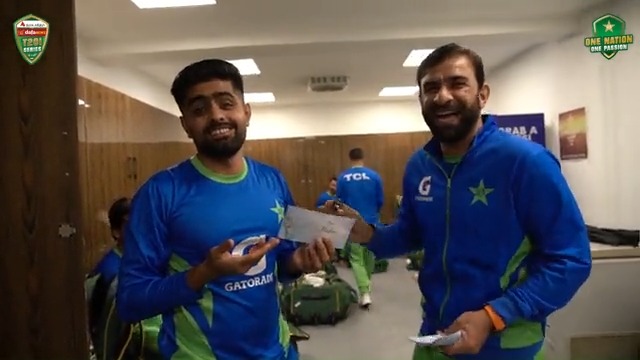 Eidi extravaganza with Iftikhar Ahmad as he spreads joy among his Pakistan teammates 🙌 #PAKvNZ | #CricketMubarak