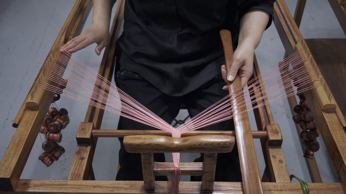 Discover the Footsteps Across The World collection. The Arumjigi Foundation, whose mission is to preserve traditional Korean culture, entrusted artisans with the delicate task of recreating objects that furnished the palaces of Seoul. Watch now the Seoul movie. #HermesFootsteps