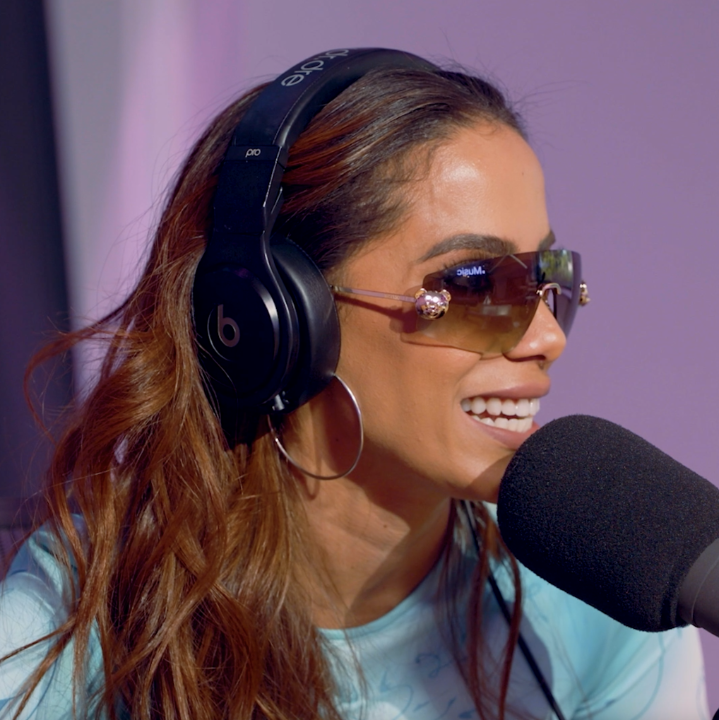 morro como a anitta é fluente no inglês é capaz de dar uma entrevista completa e sozinha, mto boazuda mesmo