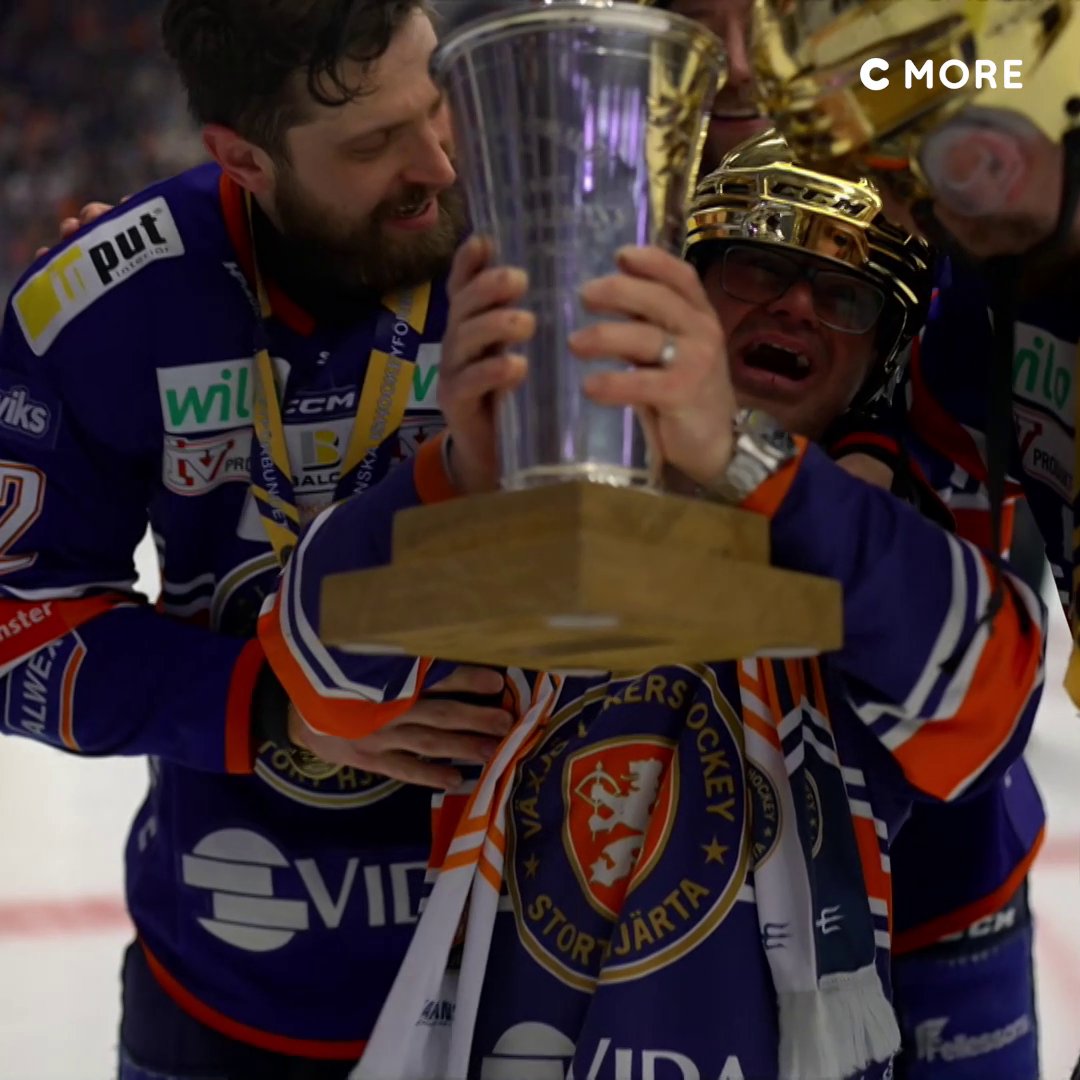 Lukas Bengtsson firar guldet tillsammans med Växjösupportern Haykar ❤️