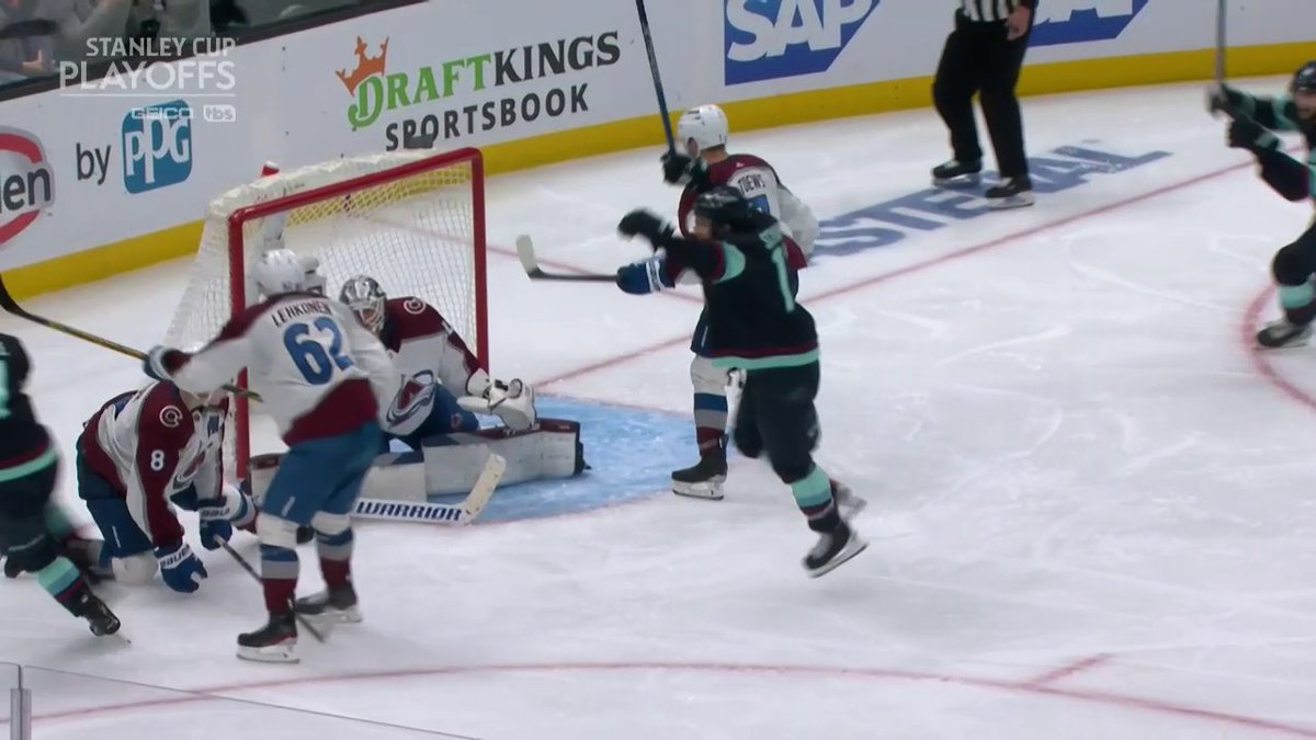 🚨 JORDAN EBERLE WINS IT 🚨 The Seattle Kraken get their first ever #StanleyCup Playoffs win on home ice, and this series is tied!